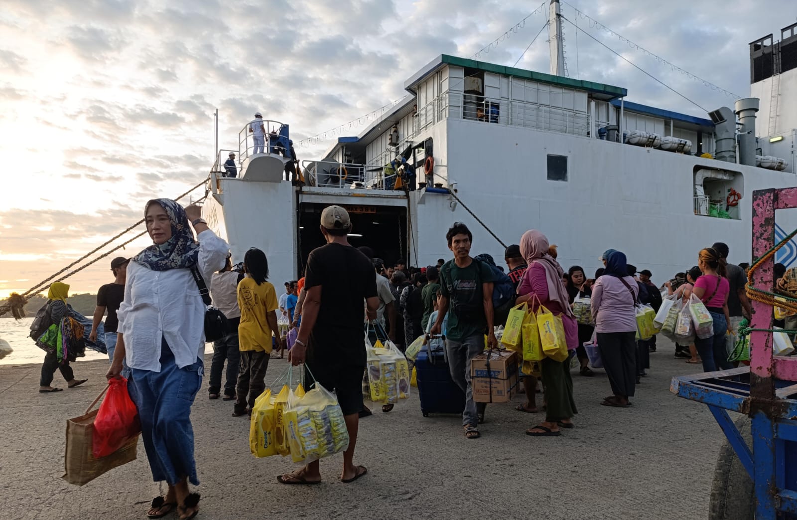 Pedagang Asongan Masih Berkeliaran di Dermaga Pelabuhan Nusantara Parepare
