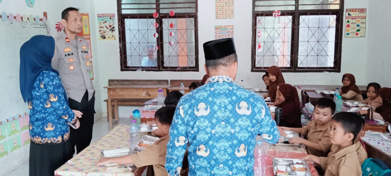 Sinergi Kapolsek dan Camat Kawal Distribusi Perdana Program MBG di Soreang Parepare