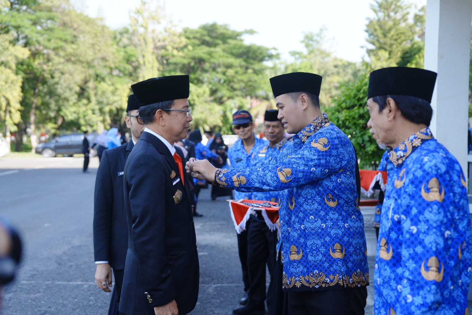 Bupati Pangkep Sematkan Tanda Kehormatan Satyalencana Karya Satya Kepada 81 ASN