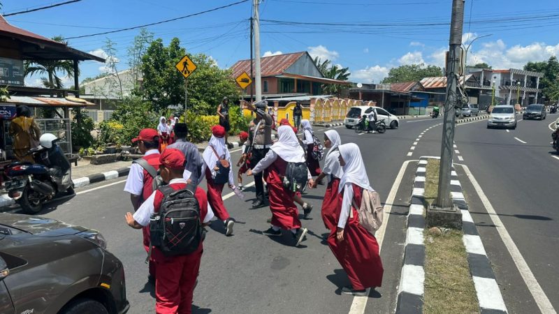 Pengaturan Siang Sat Lantas Polres Parepare, Beri Pelindung Pelajar saat Pulang Sekolah