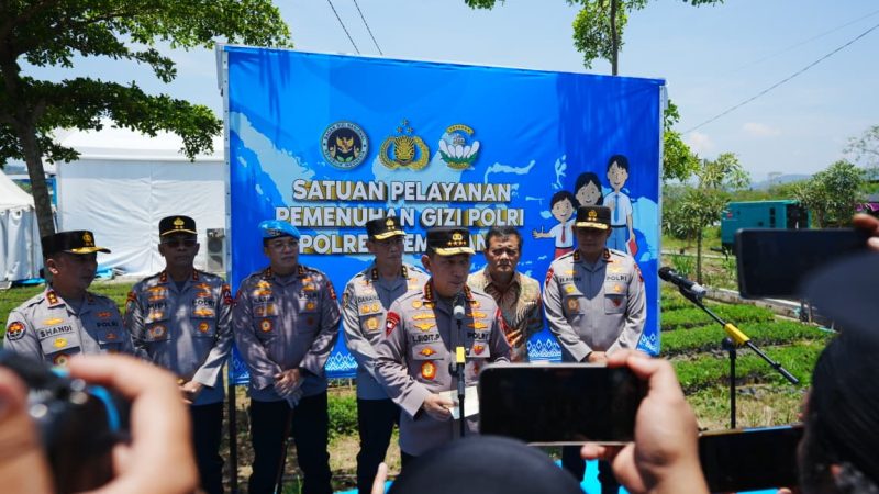 Kapolri Berikan Bansos dan Salurkan Bahan Pangan Murah di Semarang