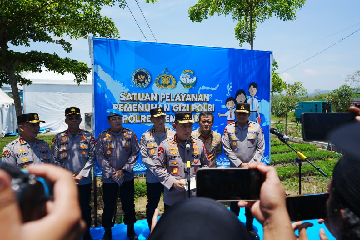 Kapolri Berikan Bansos dan Salurkan Bahan Pangan Murah di Semarang