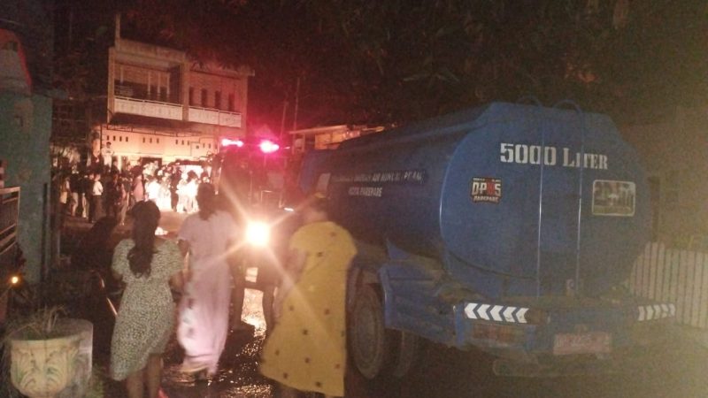 Lima Rumah Terbakar, Mobil Tangki PAM Tirta Karajae Bantu Padamkan Api