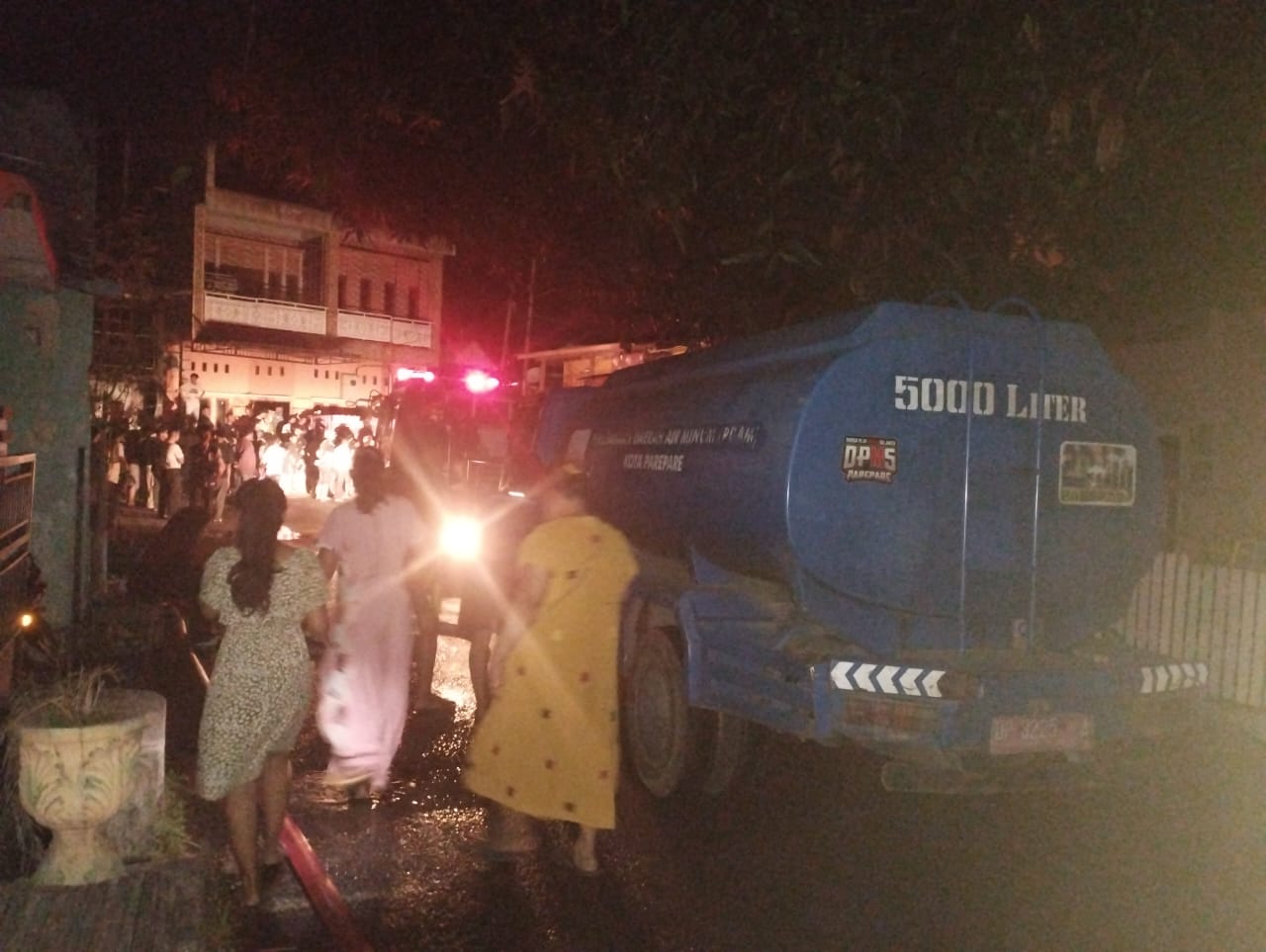 Lima Rumah Terbakar, Mobil Tangki PAM Tirta Karajae Bantu Padamkan Api