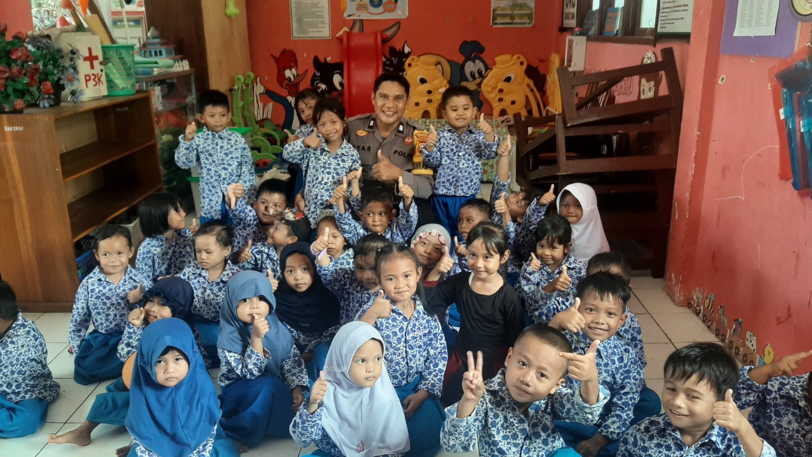 Bhabinkamtibmas Polsek Bungoro Tanamkan Kecintaan Anak Usia Dini terhadap Polri