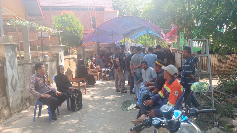 Wujud Empati, Bhabinkamtibmas Polsek Pangkajene Melayat ke Rumah Duka Warga