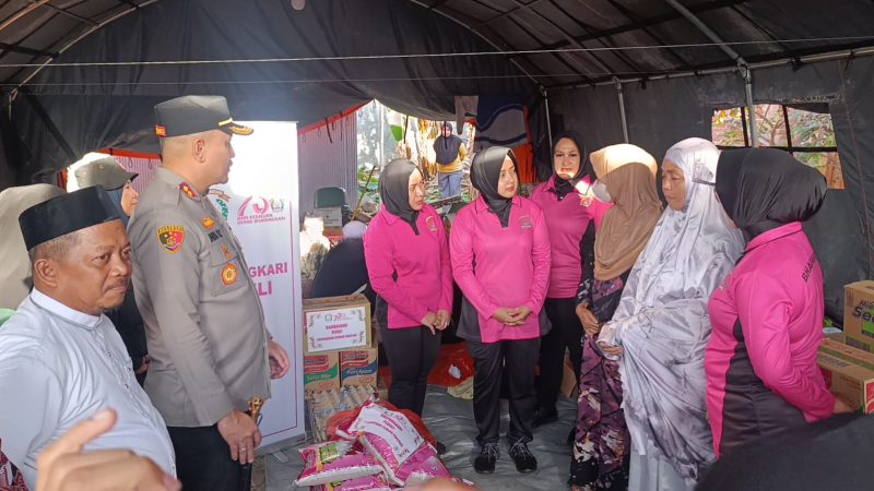 Polres Parepare dan Bhayangkari Serahkan Bantuan Kemanusiaan untuk Korban Kebakaran