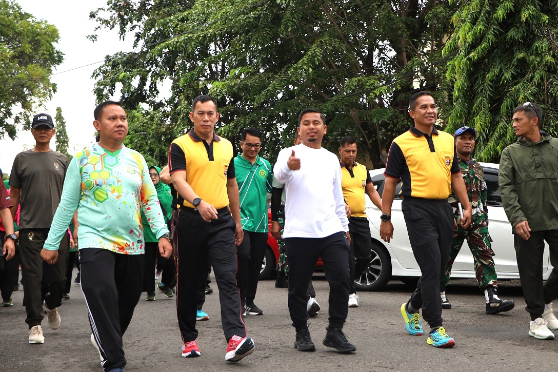 Wali Kota Tasming Hamid Semangat Ikut Jalan Santai HUT ke-79 Bhayangkara