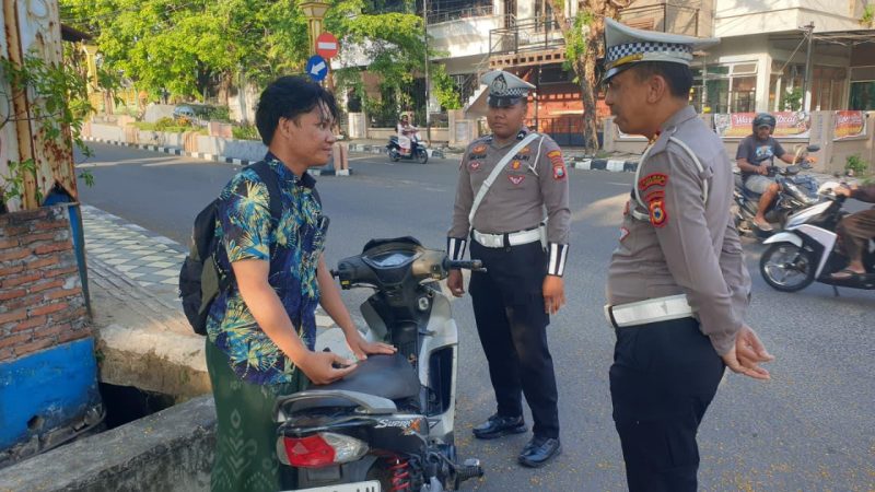 Edukasi Polisi Menyapa, Kasat Lantas Polres Parepare Imbau Bahaya Berkendara Gunakan Handphone