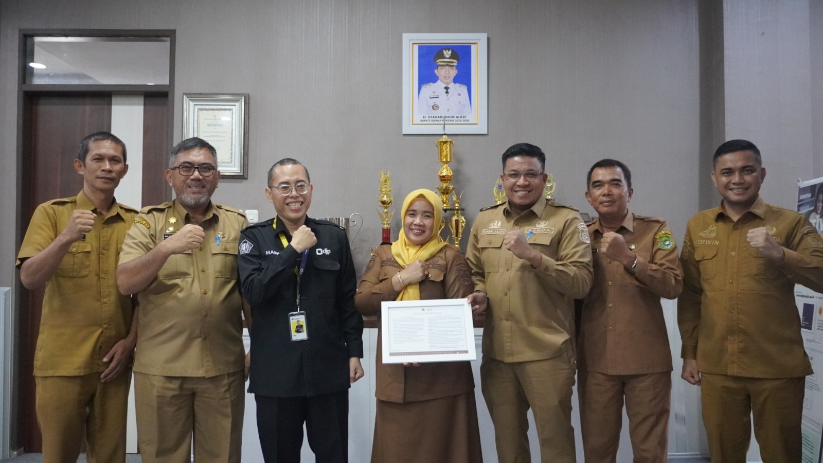 KP2KP Sidrap Serahkan Piagam Wajib Pajak ke Pemkab