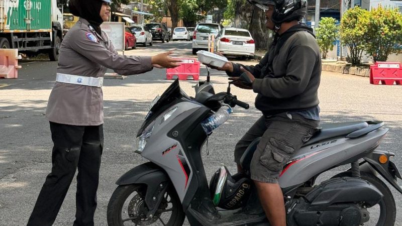 Jumat Berkah jadi Momentum Polantas Menyapa, Bersedekah untuk Warga yang Sedang Mencari Nafkah