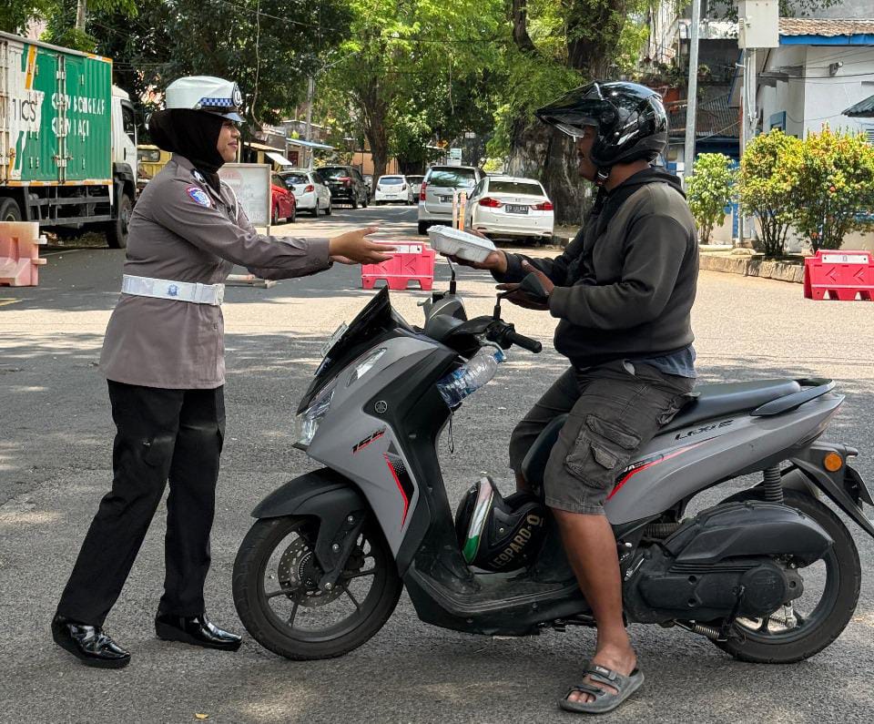 Jumat Berkah jadi Momentum Polantas Menyapa, Bersedekah untuk Warga yang Sedang Mencari Nafkah