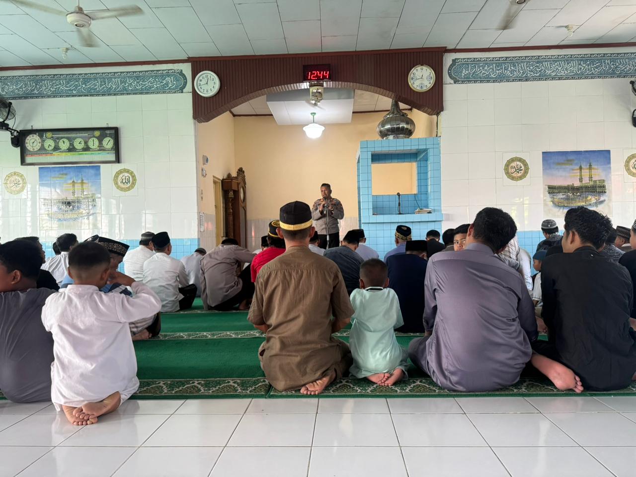 Safari Jumat Polsek Bacukiki di Masjid Al-Mutaqaddimin, Ingatkan Warga Waspada Bahaya Kebakaran