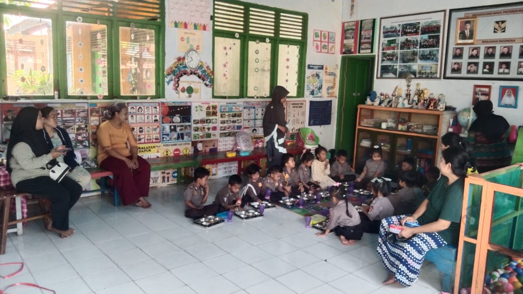PAUD Ananda Kalabbirang Dapat MBG Didampingi Pengelola dan Orang Tua