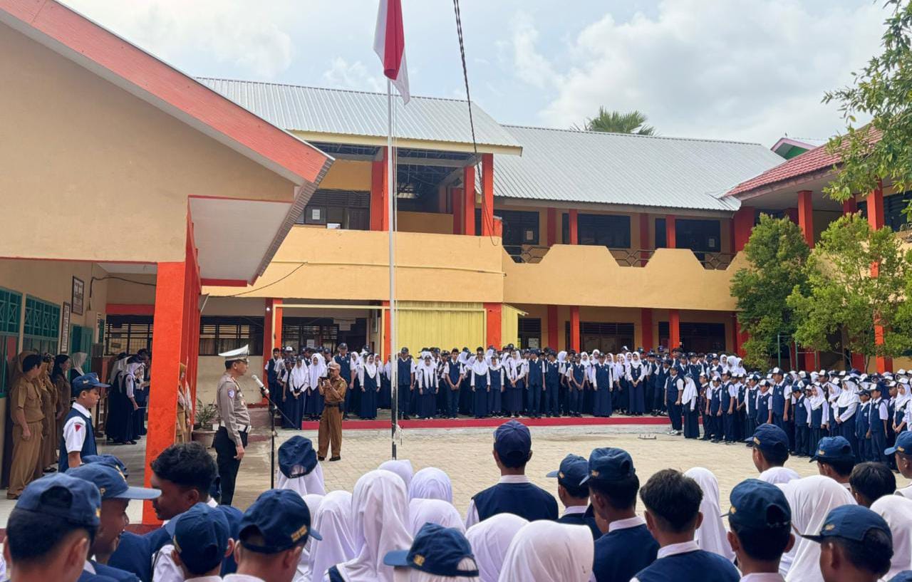 Kasat Lantas Polres Parepare Edukasi Pelajar SMPN 10 Tertib Berlalu Lintas