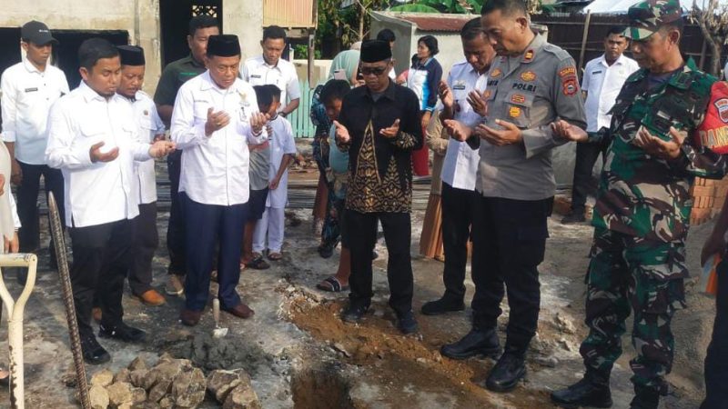 Walikota Parepare Lakukan Peletakan Batu Pertama Rumah Layak Huni bagi Korban Kebakaran di Menara, Kapolsek Soreang Ikut Mendampingi  ONEANEWS.com – Wali Kota Parepare, H. Tasming Hamid, lakukan peletakan batu pertama pembangunan rumah layak huni bagi korban kebakaran di Jalan Menara, Kelurahan Watang Soreang, Kecamatan Soreang, Rabu (8/10/2025) sore.  Kegiatan yang berlangsung sekitar pukul 16.14 Wita ini merupakan bentuk kepedulian Pemerintah Kota Parepare terhadap warga yang menjadi korban kebakaran lima unit rumah semi permanen pada 23 September lalu.  Peletakan batu pertama dilakukan oleh Walikota, yang disusul oleh Kapolsek Soreang Polres Parepare, Iptu Amir Usman, Danramil Soreang Kapten Inf. H. Syamsul Rijal Akib, dan pemangku kepentingan lainnya.  Tasming Hamid juga berkesempatan menyerahkan bantuan dana tunai sebesar Rp287 juta untuk lima kepala keluarga terdampak, bantuan dana ini bersumber dari Baznas Kota Parepare.  “Bantuan ini adalah bentuk perhatian pemerintah bersama Baznas dan seluruh pihak terkait. Kami juga mengucapkan terima kasih kepada Forkopincam dan semua pihak, termasuk masyarakat yang peduli, yang telah membantu para korban sejak awal musibah terjadi,” ujar Tasming Hamid dalam sambutannya.  Kegiatan tersebut turut dihadiri Kepala Badan Keuangan Daerah Prasetiyo Catur, Ketua Baznas Parepare Irwan Yusuf Caco, Danramil Soreang Kapten Inf. H. Syamsul Rijal Akib, Camat Soreang Awaluddin, Lurah Watang Soreang Hj. Hikmayani Sulaiman, para korban kebakaran, dan masyarakat setempat.  Rangkaian acara berjalan lancar mulai dari pembukaan, sambutan Wali Kota, peletakan batu pertama, hingga penyerahan bantuan dana tunai. Kegiatan berakhir sekitar pukul 16.35 wita.
