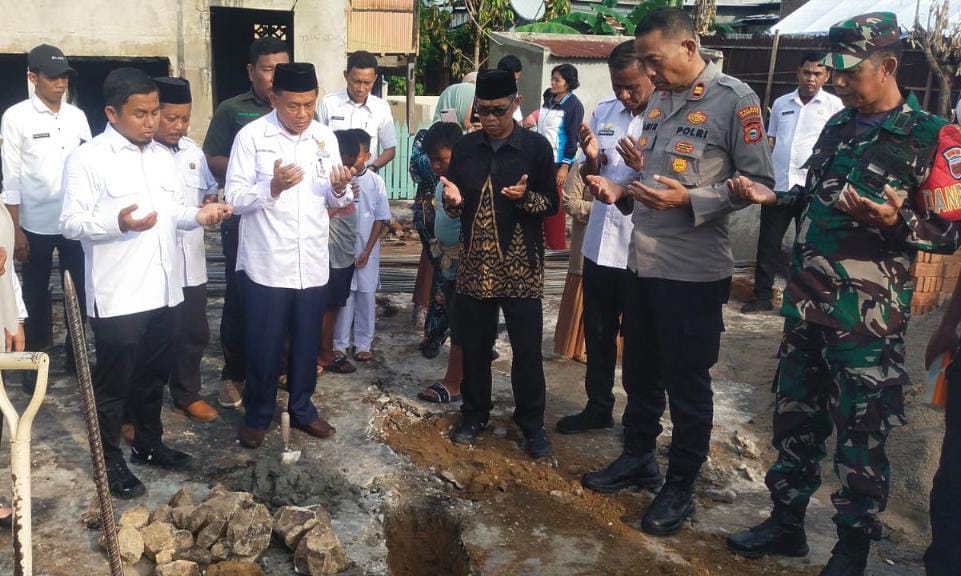 Walikota Parepare Lakukan Peletakan Batu Pertama Rumah Layak Huni bagi Korban Kebakaran di Menara, Kapolsek Soreang Ikut Mendampingi  ONEANEWS.com – Wali Kota Parepare, H. Tasming Hamid, lakukan peletakan batu pertama pembangunan rumah layak huni bagi korban kebakaran di Jalan Menara, Kelurahan Watang Soreang, Kecamatan Soreang, Rabu (8/10/2025) sore.  Kegiatan yang berlangsung sekitar pukul 16.14 Wita ini merupakan bentuk kepedulian Pemerintah Kota Parepare terhadap warga yang menjadi korban kebakaran lima unit rumah semi permanen pada 23 September lalu.  Peletakan batu pertama dilakukan oleh Walikota, yang disusul oleh Kapolsek Soreang Polres Parepare, Iptu Amir Usman, Danramil Soreang Kapten Inf. H. Syamsul Rijal Akib, dan pemangku kepentingan lainnya.  Tasming Hamid juga berkesempatan menyerahkan bantuan dana tunai sebesar Rp287 juta untuk lima kepala keluarga terdampak, bantuan dana ini bersumber dari Baznas Kota Parepare.  “Bantuan ini adalah bentuk perhatian pemerintah bersama Baznas dan seluruh pihak terkait. Kami juga mengucapkan terima kasih kepada Forkopincam dan semua pihak, termasuk masyarakat yang peduli, yang telah membantu para korban sejak awal musibah terjadi,” ujar Tasming Hamid dalam sambutannya.  Kegiatan tersebut turut dihadiri Kepala Badan Keuangan Daerah Prasetiyo Catur, Ketua Baznas Parepare Irwan Yusuf Caco, Danramil Soreang Kapten Inf. H. Syamsul Rijal Akib, Camat Soreang Awaluddin, Lurah Watang Soreang Hj. Hikmayani Sulaiman, para korban kebakaran, dan masyarakat setempat.  Rangkaian acara berjalan lancar mulai dari pembukaan, sambutan Wali Kota, peletakan batu pertama, hingga penyerahan bantuan dana tunai. Kegiatan berakhir sekitar pukul 16.35 wita.