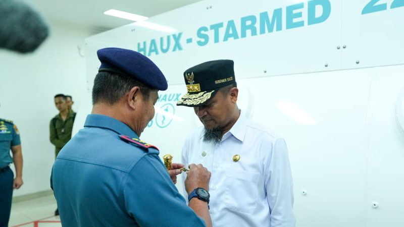 Gubernur Sulsel Terima Brevet Kehormatan Hiperbarik dari TNI AL