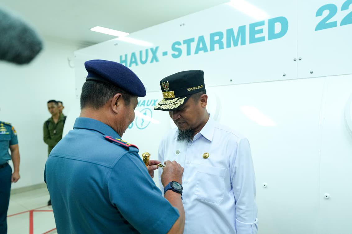 Gubernur Sulsel Terima Brevet Kehormatan Hiperbarik dari TNI AL