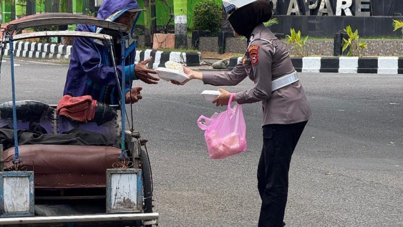 Melalui Jumat Berkah, Sat Lantas Polres Parepare Kembali Tunjukkan Kepedulian Sosial