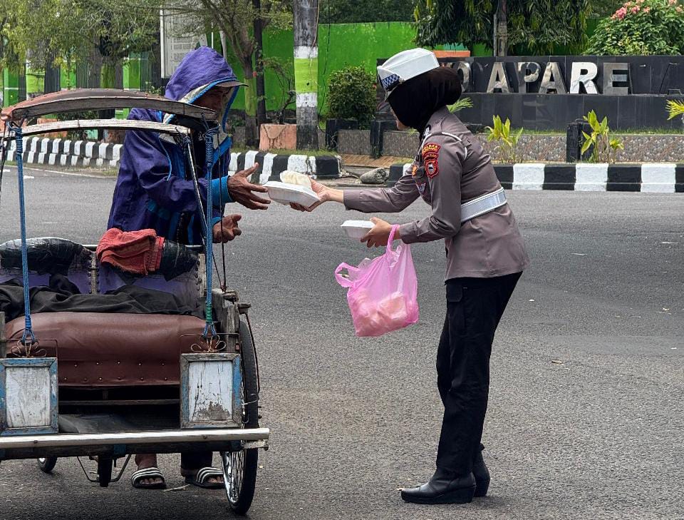 Melalui Jumat Berkah, Sat Lantas Polres Parepare Kembali Tunjukkan Kepedulian Sosial