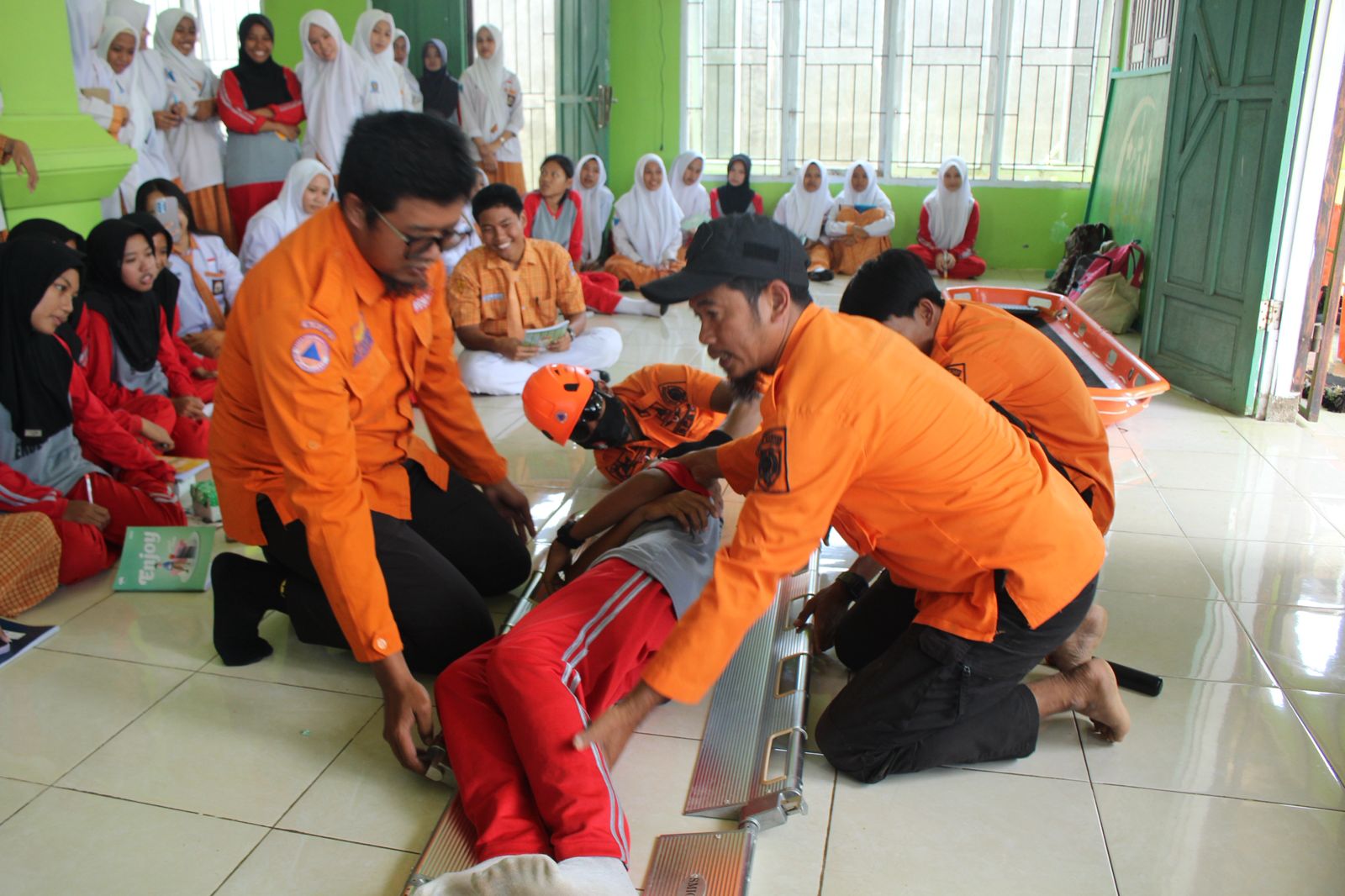 Belajar jadi Penolong Sejak Dini, Pertamina Sulawesi Hadirkan Simulasi Siaga Bencana Seru di SMAN 8 Mandai