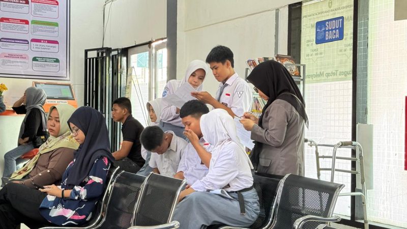 Bawaslu Parepare Dampingi Pelajar SMKN 3 Lakukan Perekaman e-KTP di Disdukcapil