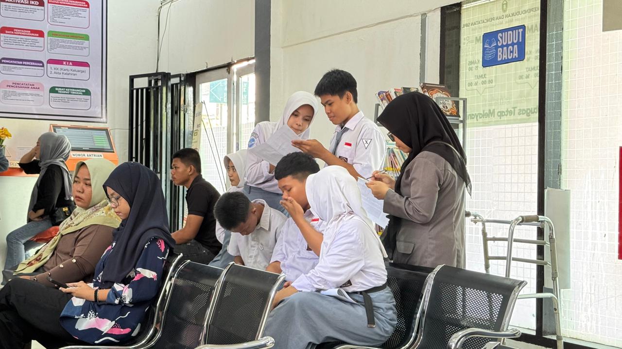 Bawaslu Parepare Dampingi Pelajar SMKN 3 Lakukan Perekaman e-KTP di Disdukcapil