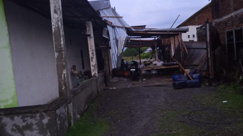 Pemkab Pinrang Salurkan Bantuan untuk Korban Angin Kencang di Data
