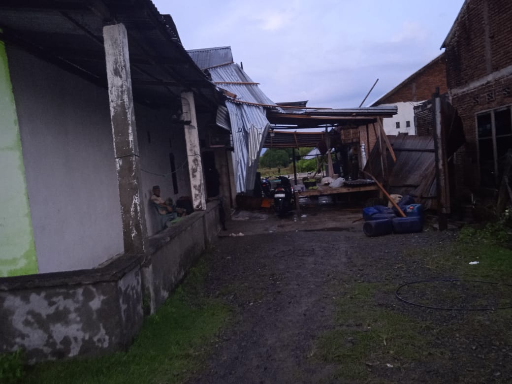 Pemkab Pinrang Salurkan Bantuan untuk Korban Angin Kencang di Data