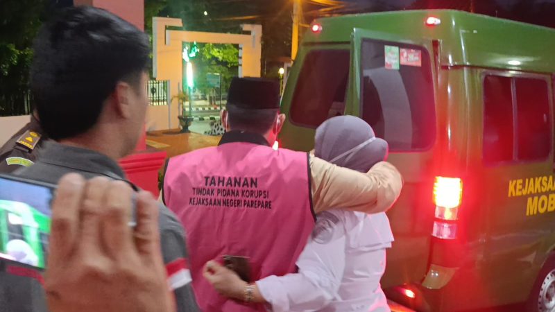 Eks Dewan Parepare Dieksekusi Jaksa Kasus Pokir Bantuan Sapi, Istri Ikut Antar Menuju Lapas