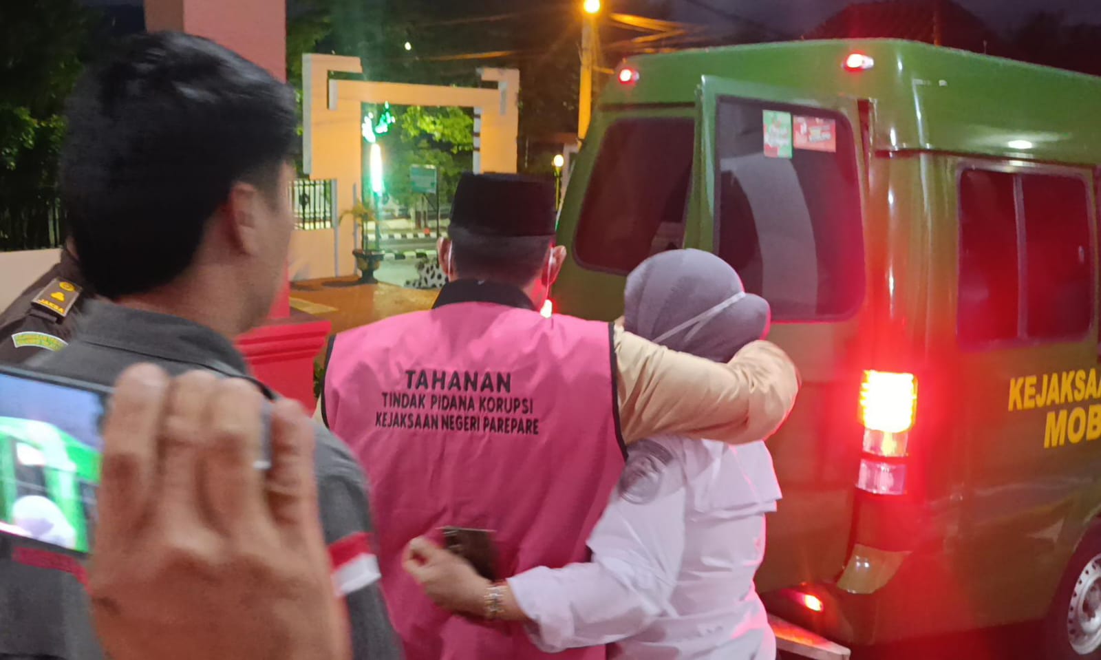 Eks Dewan Parepare Dieksekusi Jaksa Kasus Pokir Bantuan Sapi, Istri Ikut Antar Menuju Lapas