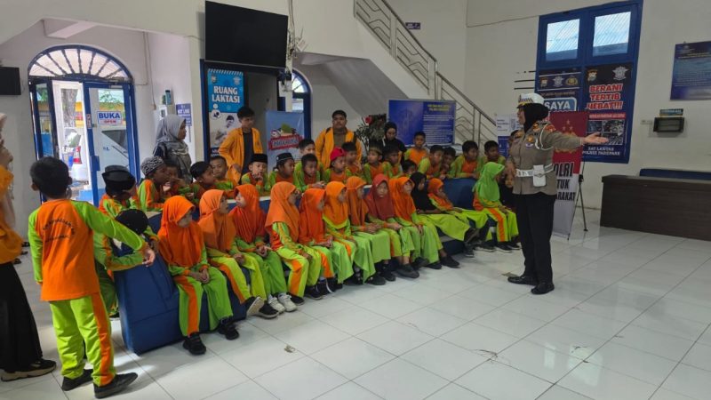 Polisi Sahabat Anak, Sat Lantas Polres Parepare Kenalkan Tertib Lalu Lintas di SD IT Muhammadiyah