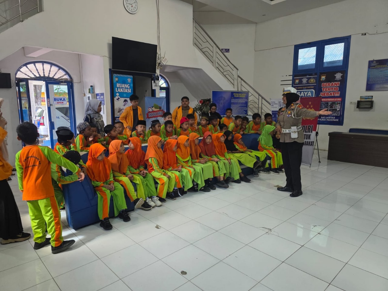 Polisi Sahabat Anak, Sat Lantas Polres Parepare Kenalkan Tertib Lalu Lintas di SD IT Muhammadiyah