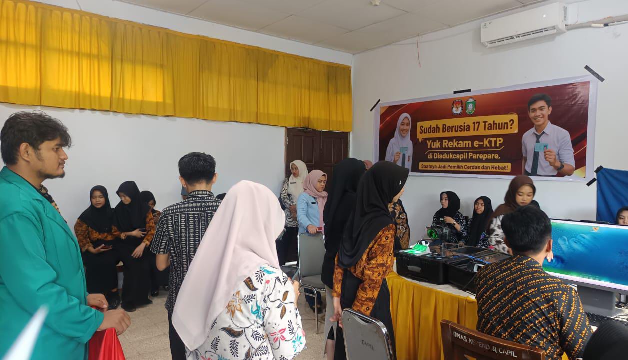 Bawaslu Parepare Kawal Perekaman e-KTP Pemilih Pemula: 201 Pelajar dari Dua Sekolah Selesai Rekam Data