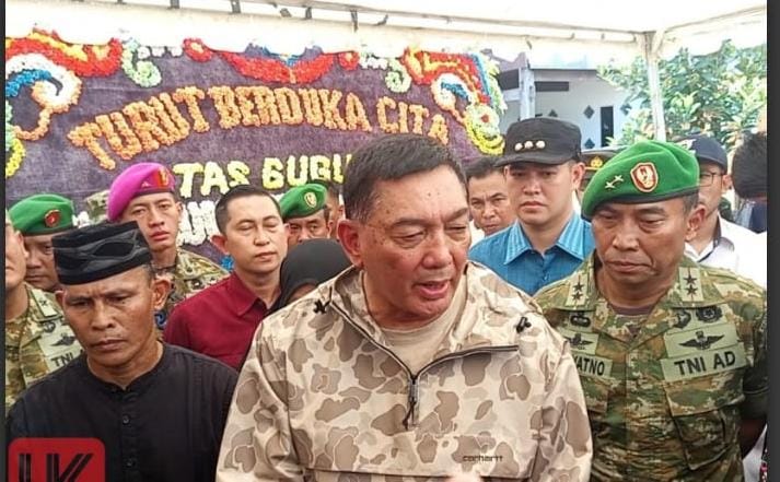 Menhan Syafri Syamsuddin Kunjungi Rumah Duka Prajurit Anumerta Fauzi di Ma’rang, Wakapolsek Pimpin Pengamanan