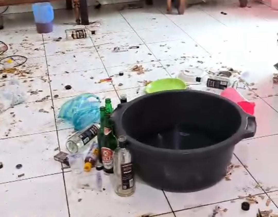 Saling Lempar Botol Warnai Pesta Miras Ultah Manajer KSP di Soppeng
