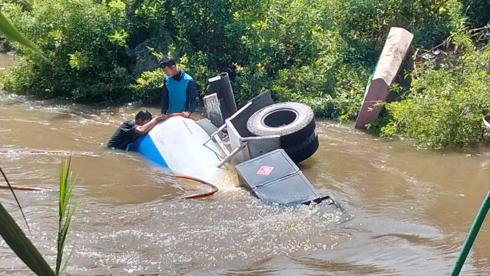 Mobil Tangki BBM Terjun ke Sungai Samaenre Pinrang