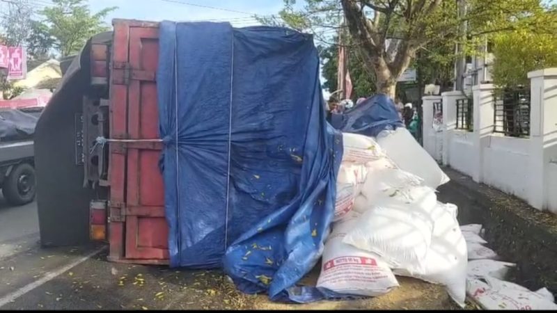 Truk Pengakut Pakan Ayam Tabrak Minibus Parkir di Depan BRI Pinrang