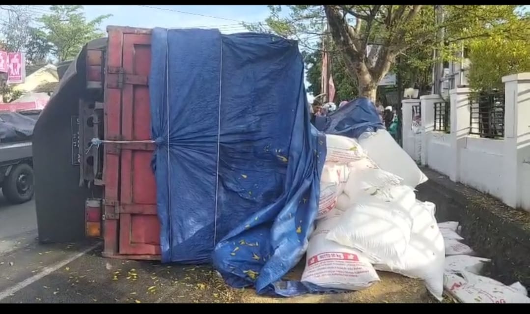Truk Pengakut Pakan Ayam Tabrak Minibus Parkir di Depan BRI Pinrang