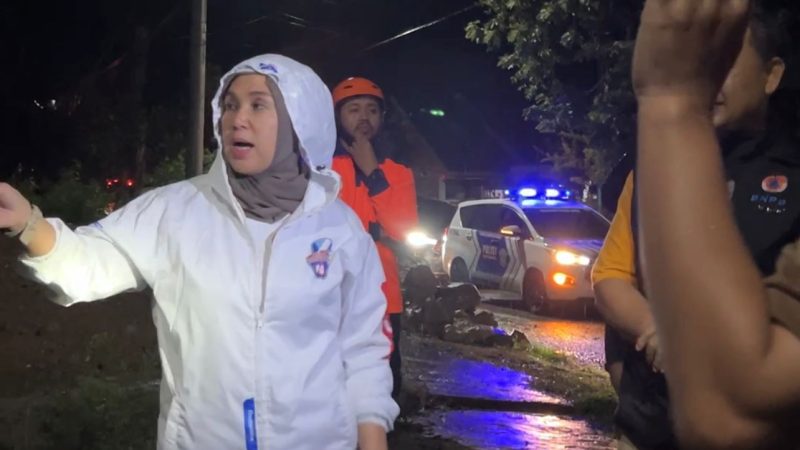 Di Tengah  Hujan deras, Andi Ina Kartika Sari Tinjau Lokasi Banjir yang Membuat Panik Warga dan Pengguna Jalan