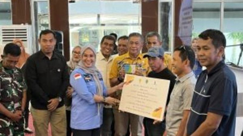 Bupati Barru Serahkan Bantuan Program Optimasi Lahan Pertanian Senilai Rp41,4 Miliar Kepada Kelompok Tani