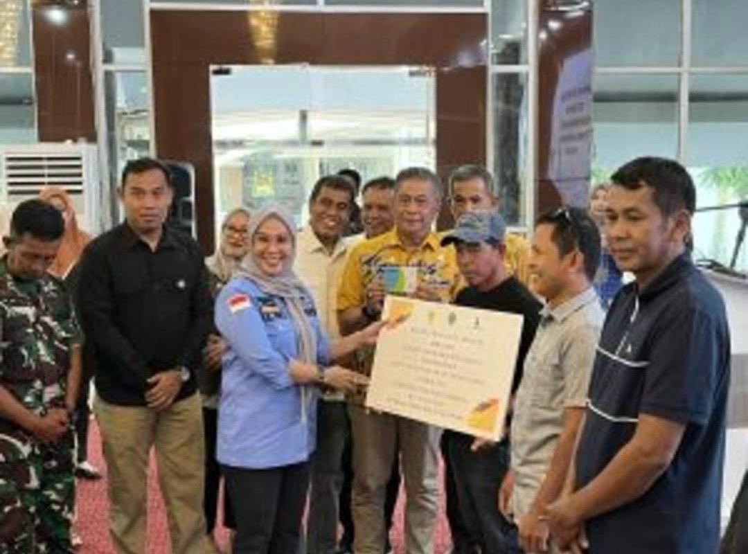 Bupati Barru Serahkan Bantuan Program Optimasi Lahan Pertanian Senilai Rp41,4 Miliar Kepada Kelompok Tani