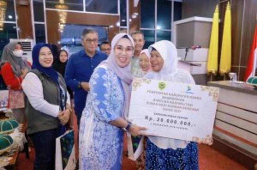 Bupati Barru Serahkan Bantuan Perbaikan 79 Rumah Masyarakat Terdampak Bencana & RTLH