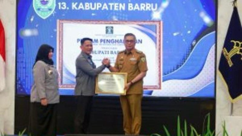 Pemkab Barru Terima Penghargaan atas Pembentukan 55 Pos Bantuan Hukum di Desa dan Kelurahan