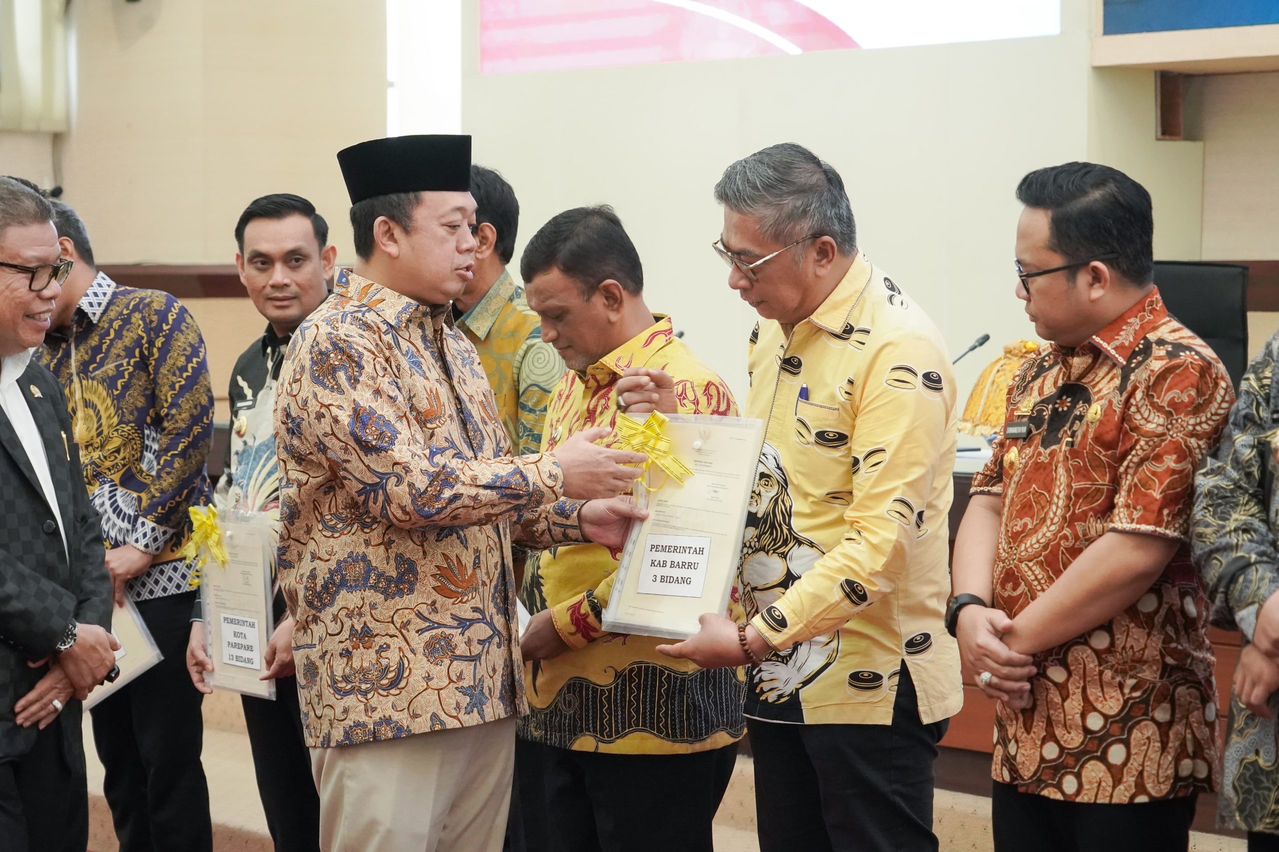 Pemkab Barru Terima 3 Sertifikat Hak Pakai Bidang Tanah Dari Mentri ATR/BPN