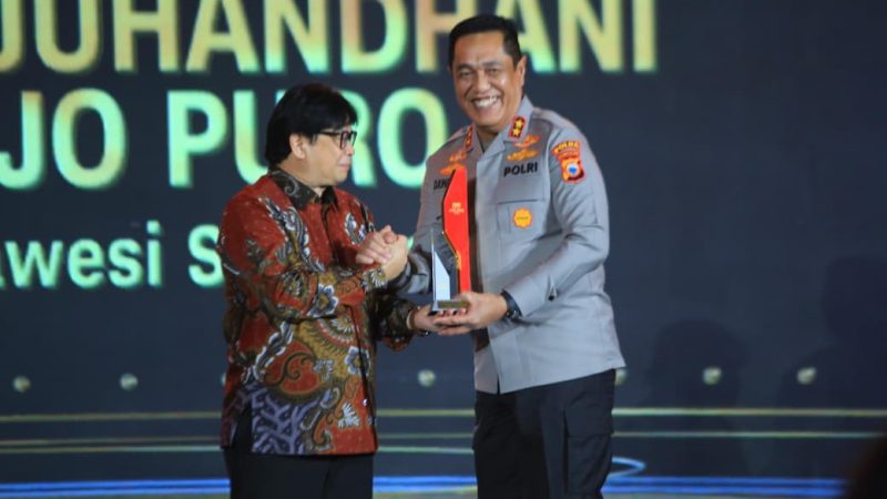 Kapolda Sulsel Terima Penghargaan Bergengsi CNN Indonesia Awards 2025