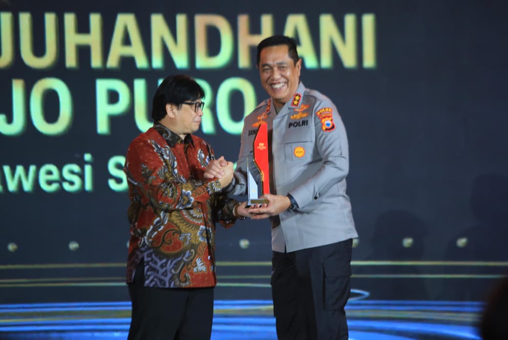 Kapolda Sulsel Terima Penghargaan Bergengsi CNN Indonesia Awards 2025