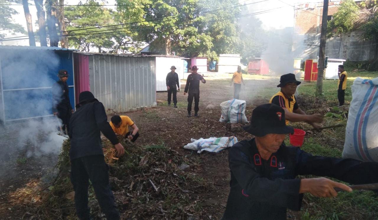 Polsek Bacukiki Turunkan Personel, Partisipasi Aktif Lakukan Kerja Bakti Bersama Benahi Kebersihan Kampung Enjoy