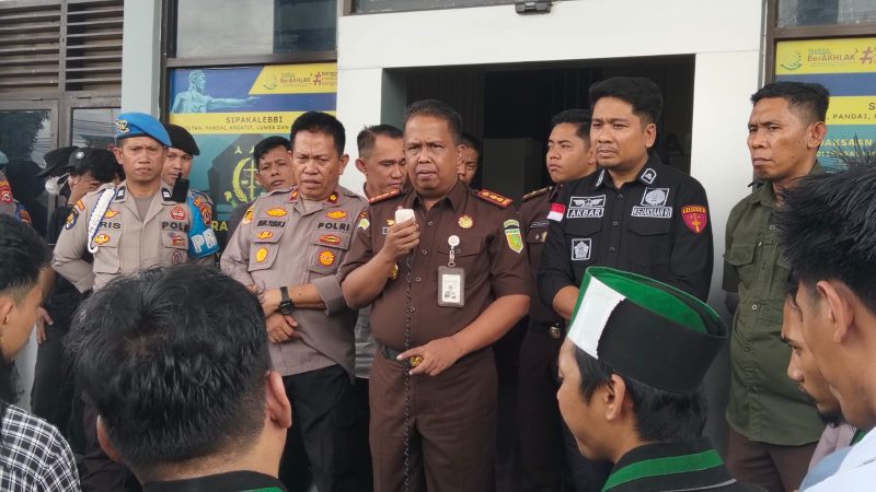 HMI Serahkan Dokumen Rapor Merah Pemkab Pinrang ke Jaksa